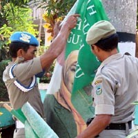 Puluhan Atribut Cagub Jatim Diturunkan Paksa